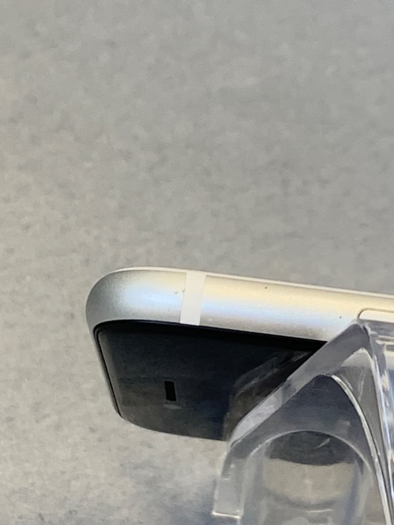 美品　国内版　SIMフリー　iPhoneSE 第二世代　64GB ホワイト色