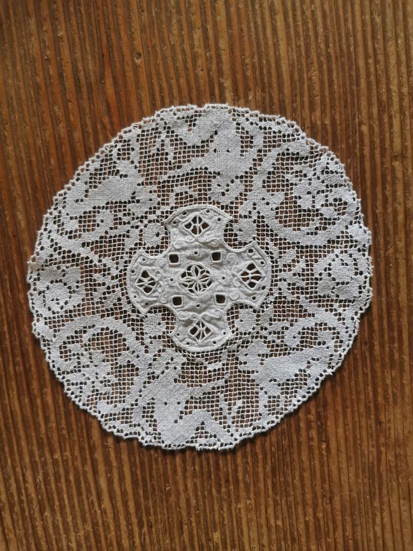 アンティーク 女神と犬のフィレレース レティセラプント刺繍リネンドイリーセット