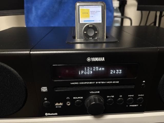美品　YAMAHA MCR-B142 ミニコンポ おまけiPodつき