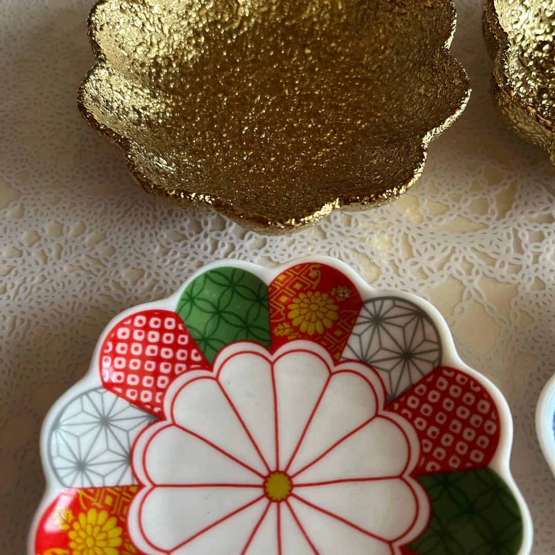 セリア　食器　豆皿　小紋菊　花柄　ゴールドカラー　金色　和柄　お正月