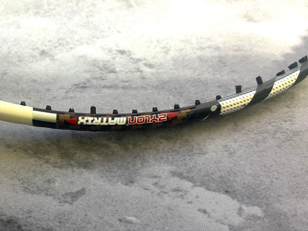 バドミントンラケット+ガット　アークセイバーZスラッシュ　サテライトニトロ