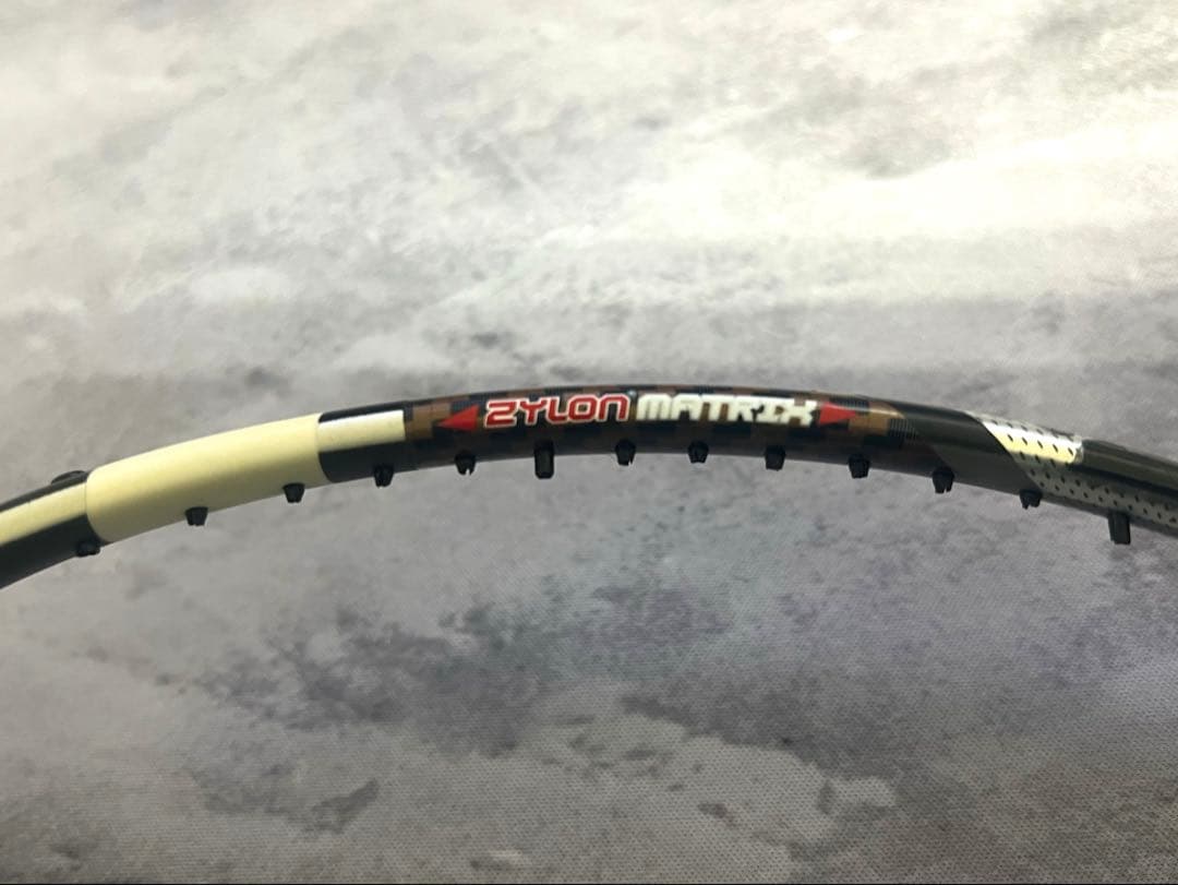 バドミントンラケット+ガット　アークセイバーZスラッシュ　サテライトニトロ