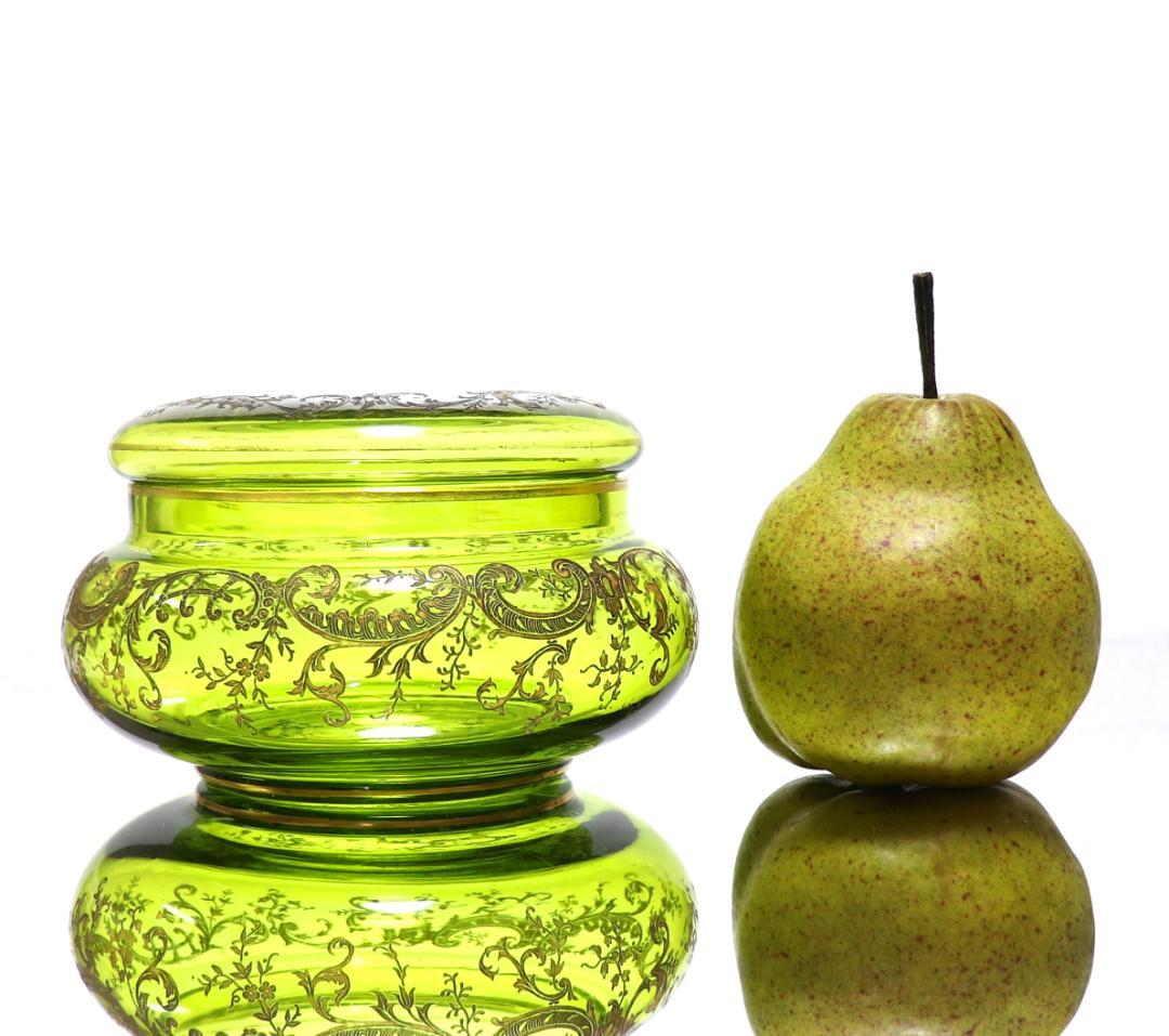 オールド・バカラ 1900年頃 緑硝子金彩蓋物 ボンボニエール アンティーク薬草