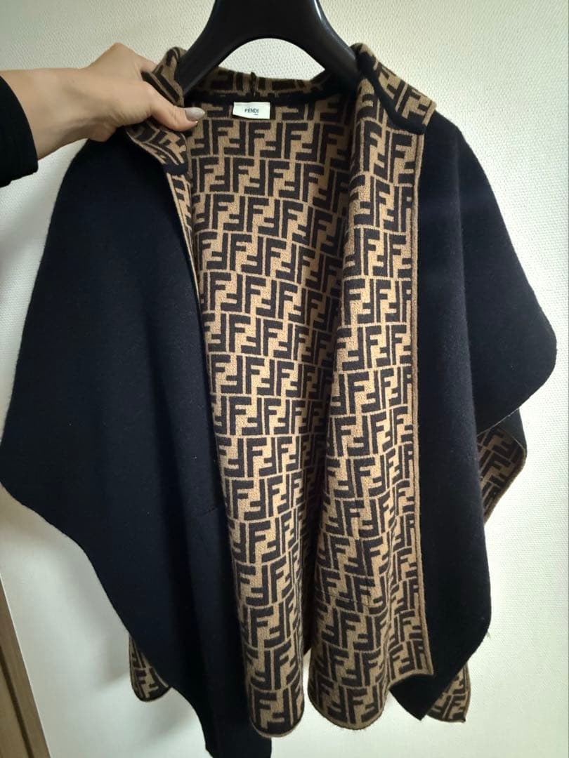 一回着用のみ　FENDI リバーシブル ケープ