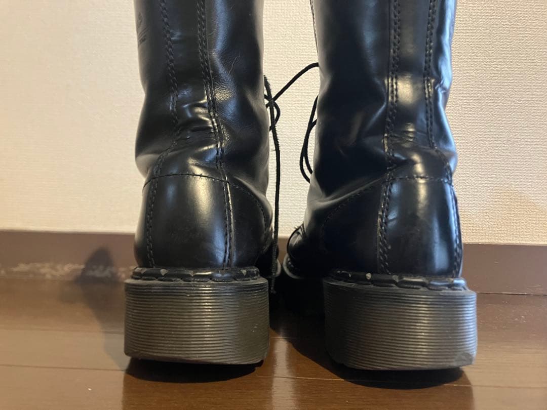 イギリス製　ドクターマーチン　10ホールクレイジーボム