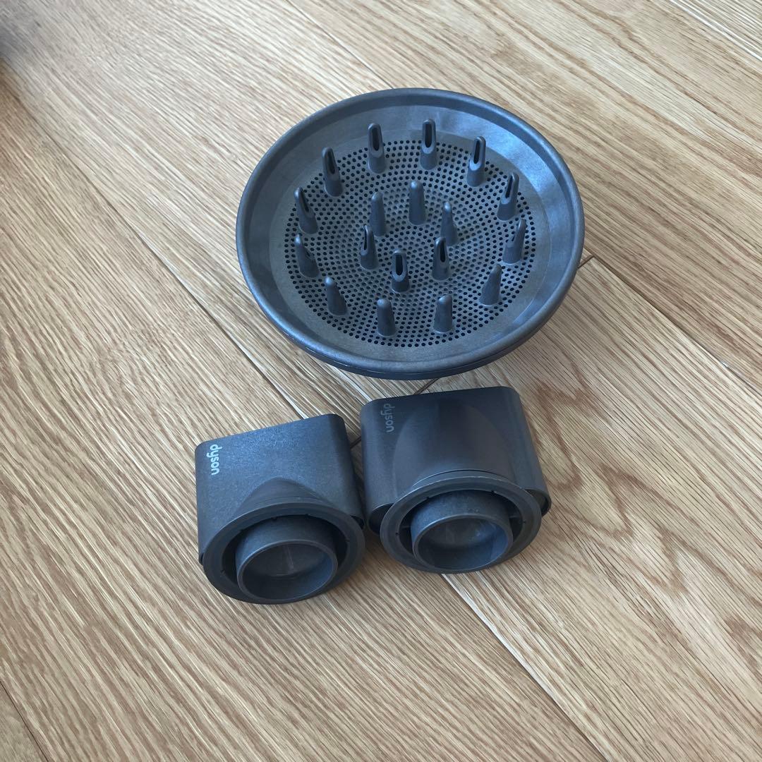 ダイソン　ホワイト シルバー ヘアドライヤー アタッチメント付き