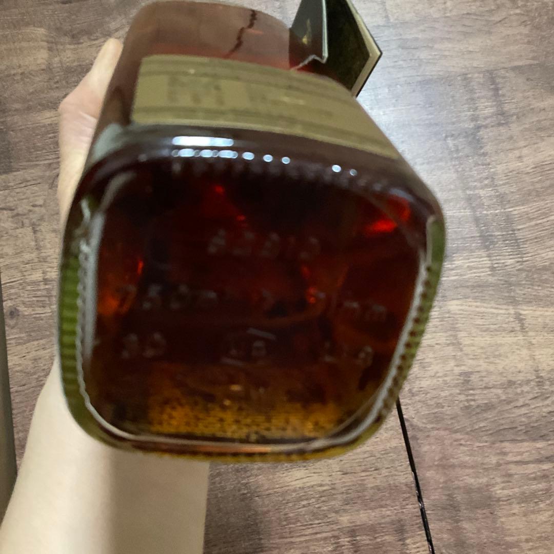 ウィスキー古酒　ジョーウォーカーブラックラベル　金黒キャップ　白紋章2本セット