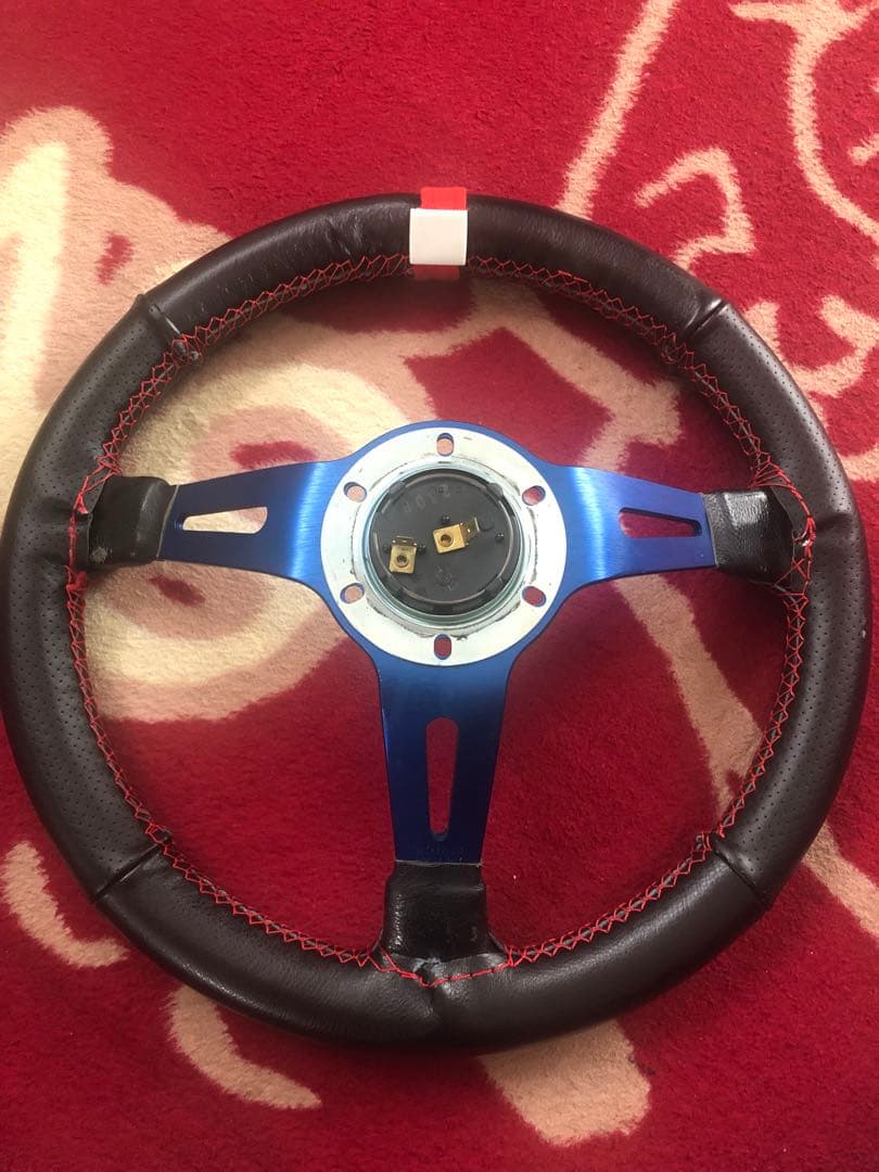 送料込み momo MOD.08 ステアリング 35㎝