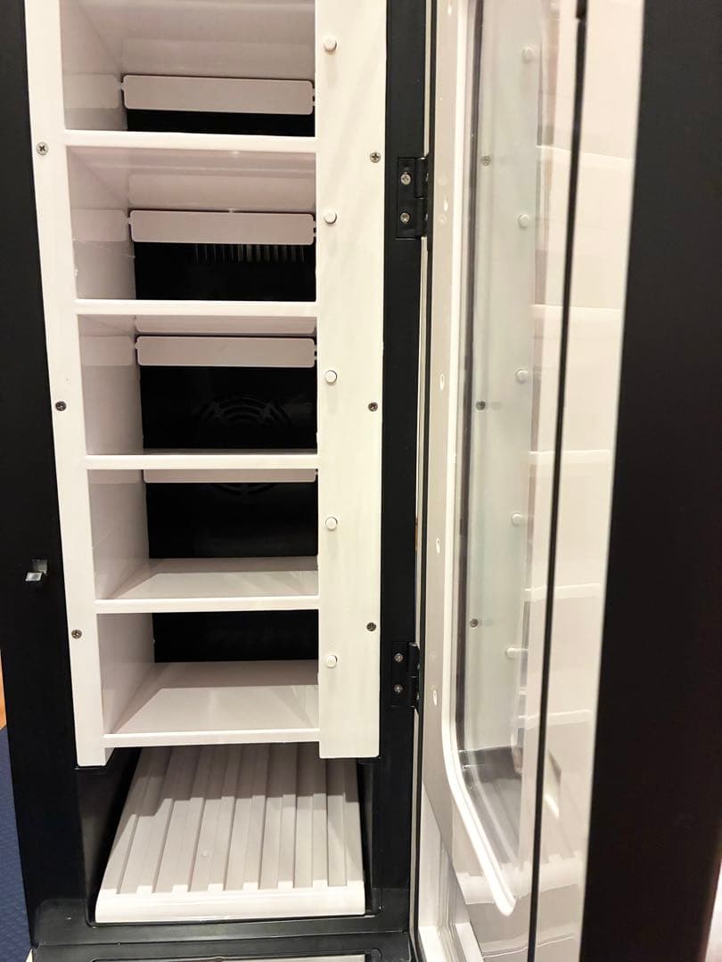 美品 アーモンドアイ 17勝記念 THANKO 俺の自販機 自販機型保冷庫 限定