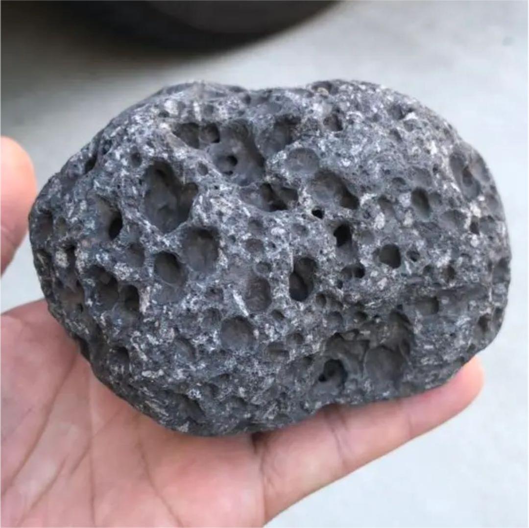 まん丸溶岩石◼️溶岩の穴がボコボコとあいていてかなりステキな雰囲気です。