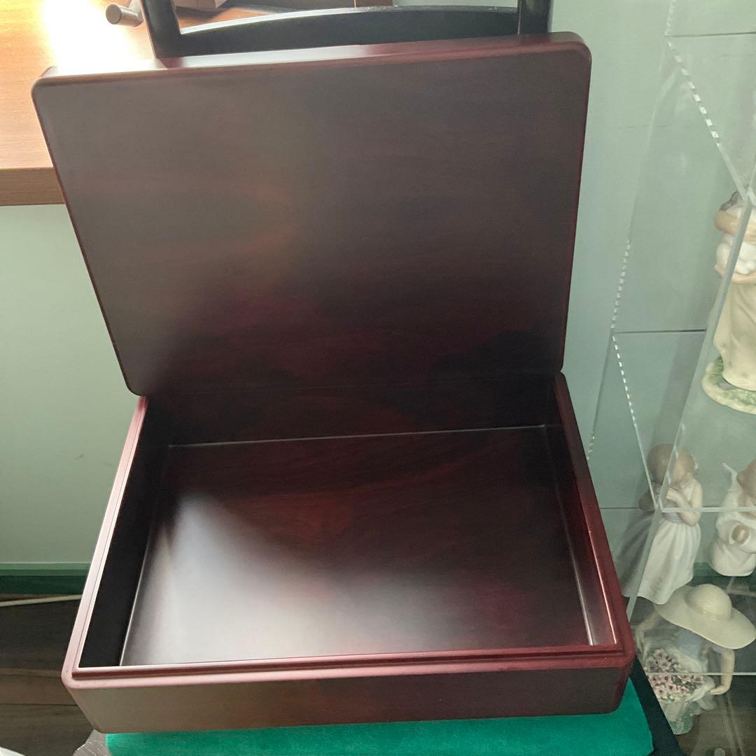 重厚で大変趣の御座います整理箱です。