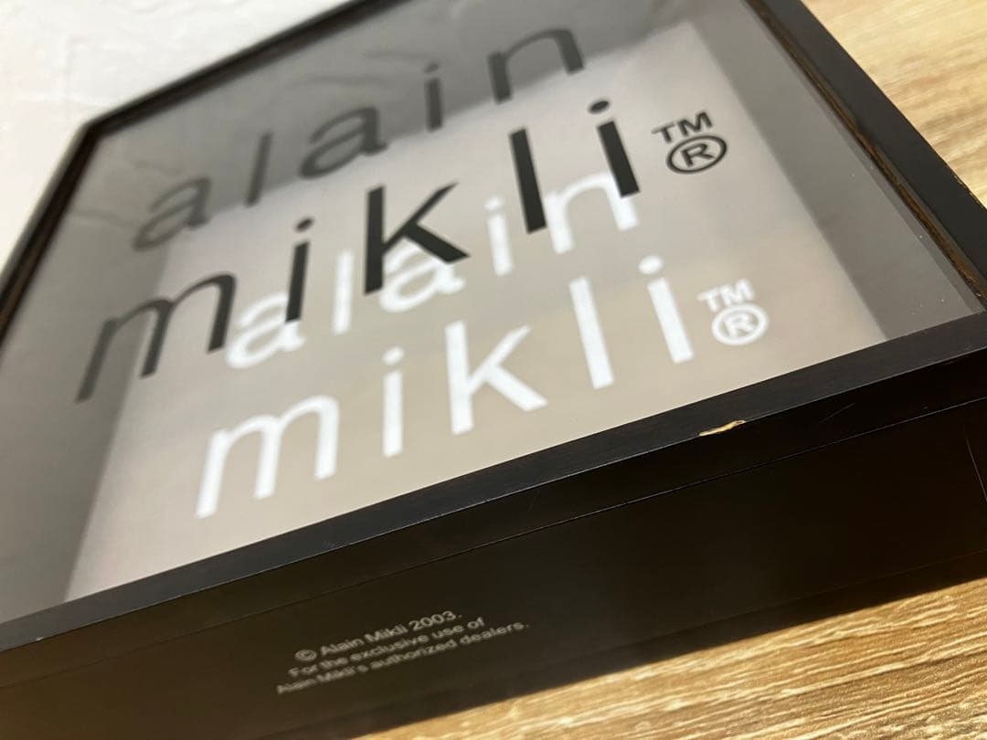 alainmikli アランミクリ ブランド ロゴ ディスプレイ