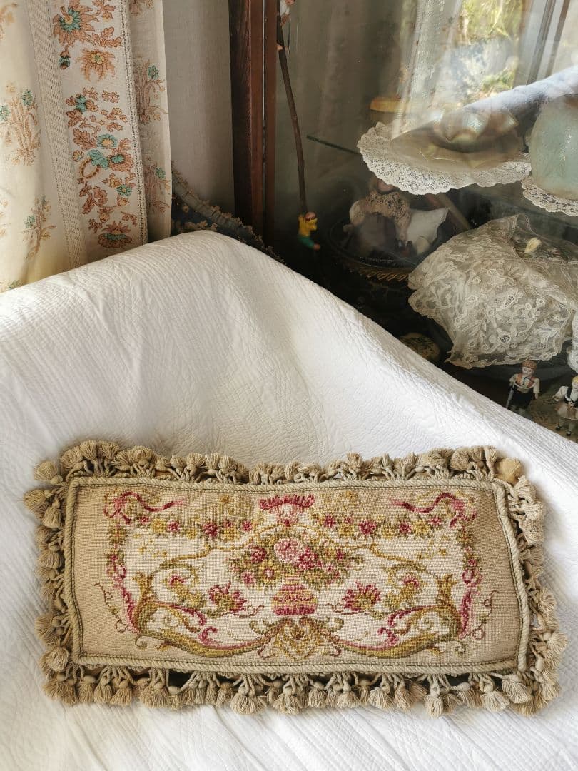 アンティーク プチポワン 薔薇のガーランドのニードルポイント クッションカバー