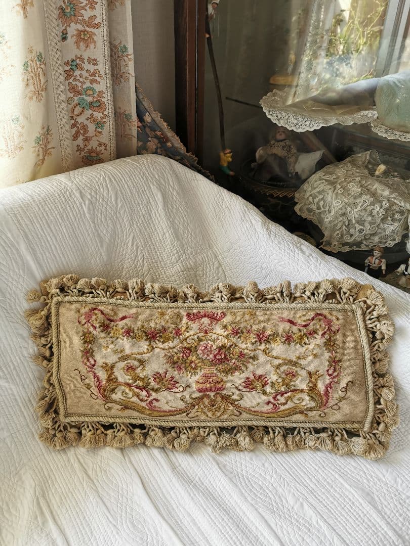 アンティーク プチポワン 薔薇のガーランドのニードルポイント クッションカバー