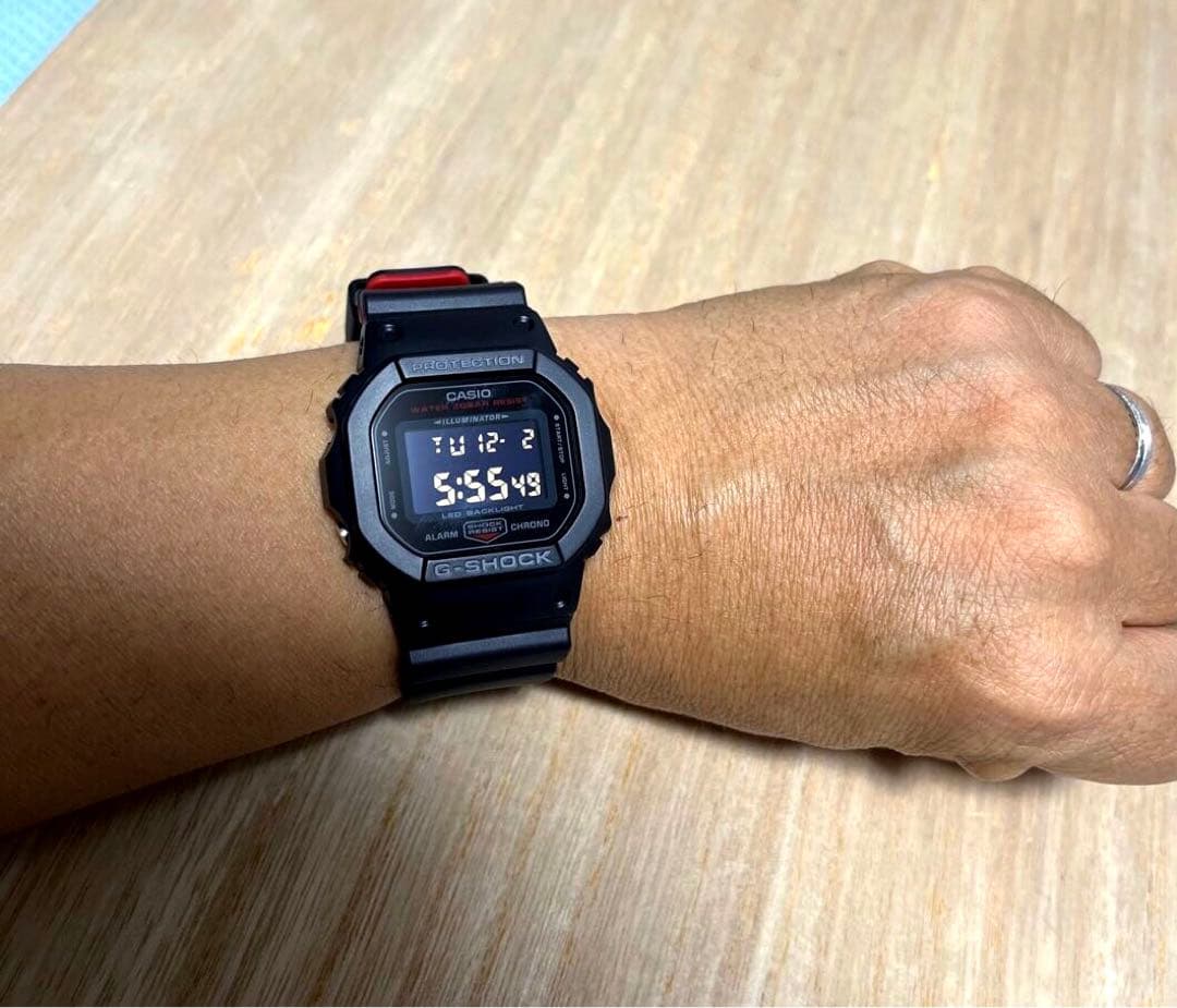 必見★未使用人気モデル極美品G-SHOCK DW-5600UHRブラック×レッド