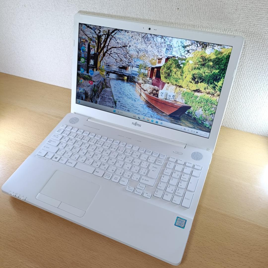 ノートPC Windows11 i7 SSD 1TB メモリ24GB 富士通 白