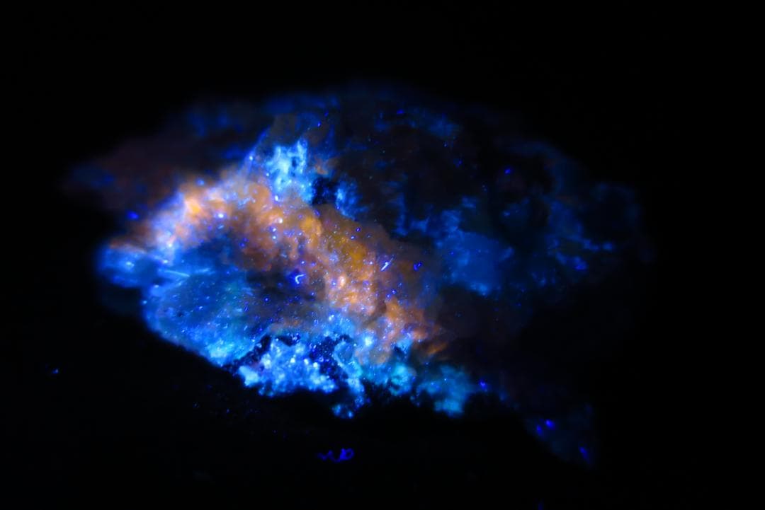 ターブッタイト ターブット石Tarbuttite 　蛍光鉱物　鉱物標本