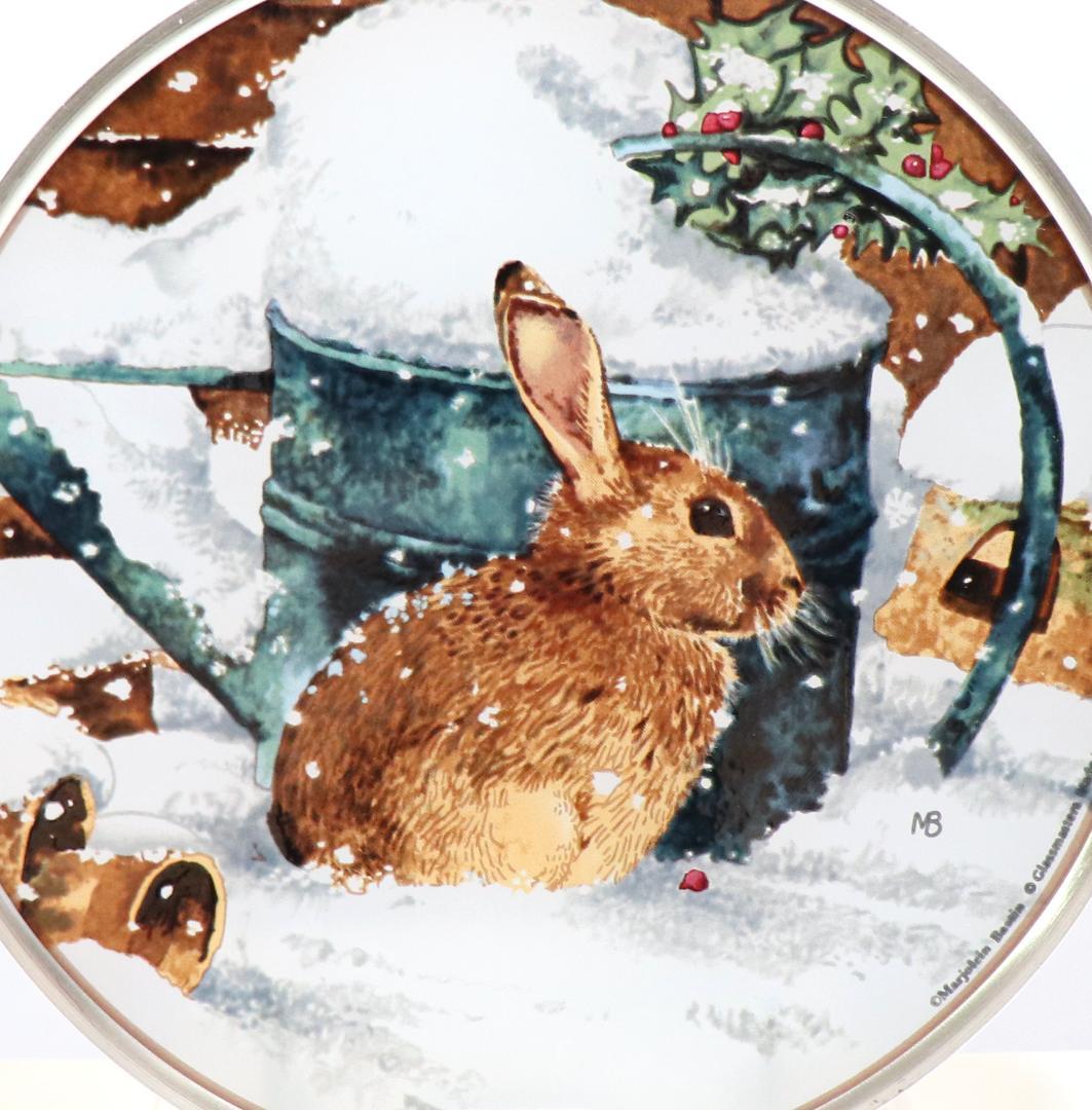 マージョリン・バスティン ヴィンテージ ステンドグラス 雪の中のウサギ 丸型