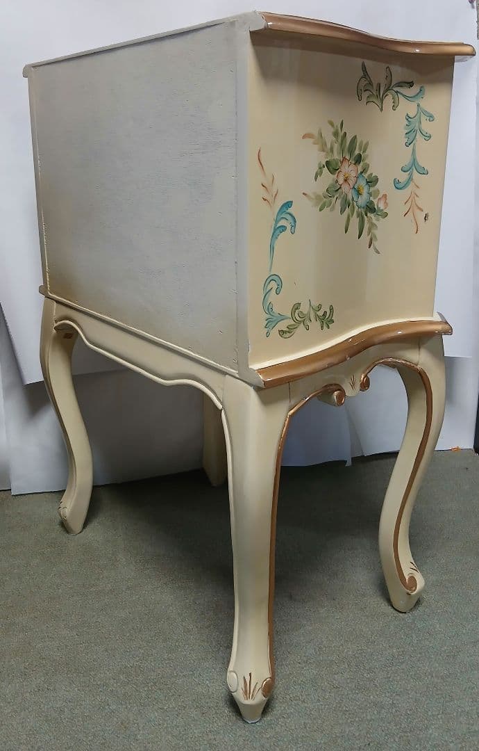 アンティーク猫脚花柄デザインのクリーム色キャビネット　サイドテーブル