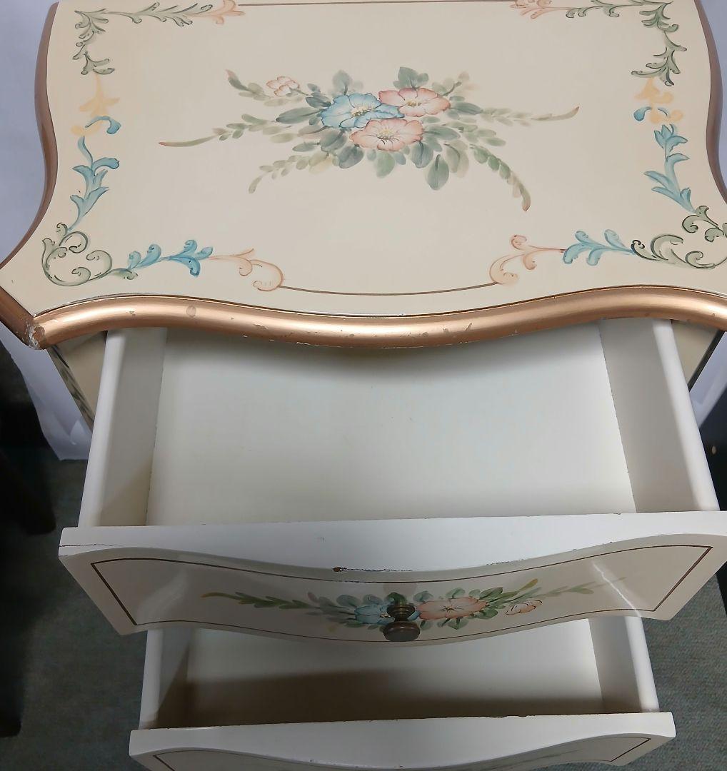 アンティーク猫脚花柄デザインのクリーム色キャビネット　サイドテーブル