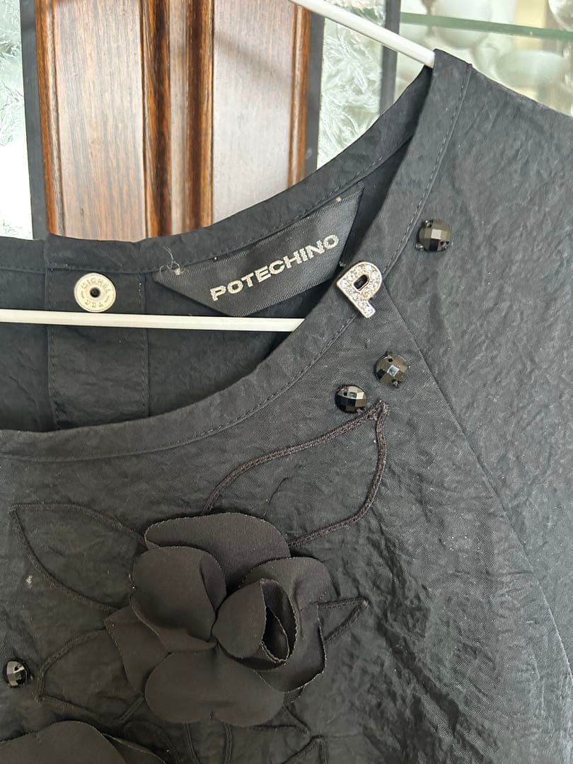 POTECHINO 黒い割烹着 花刺繍