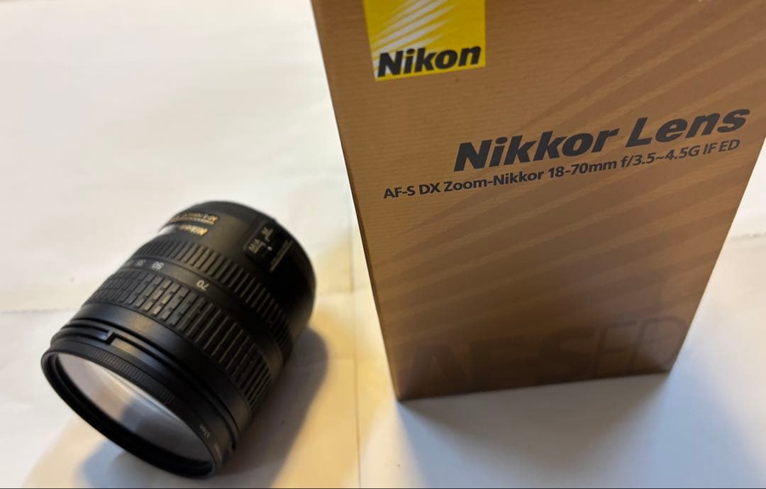 D3200及びNikon AF-S DX ズ-ムNikkor 18-70mm