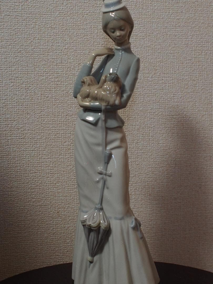 ★LLADRO社　リヤドロ　「仔犬を抱く女性」美品