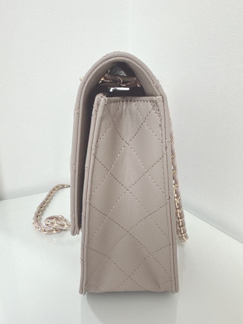 【美品】CHARLES & KEITH キルトチェーンストラップバッグ　ベージュ