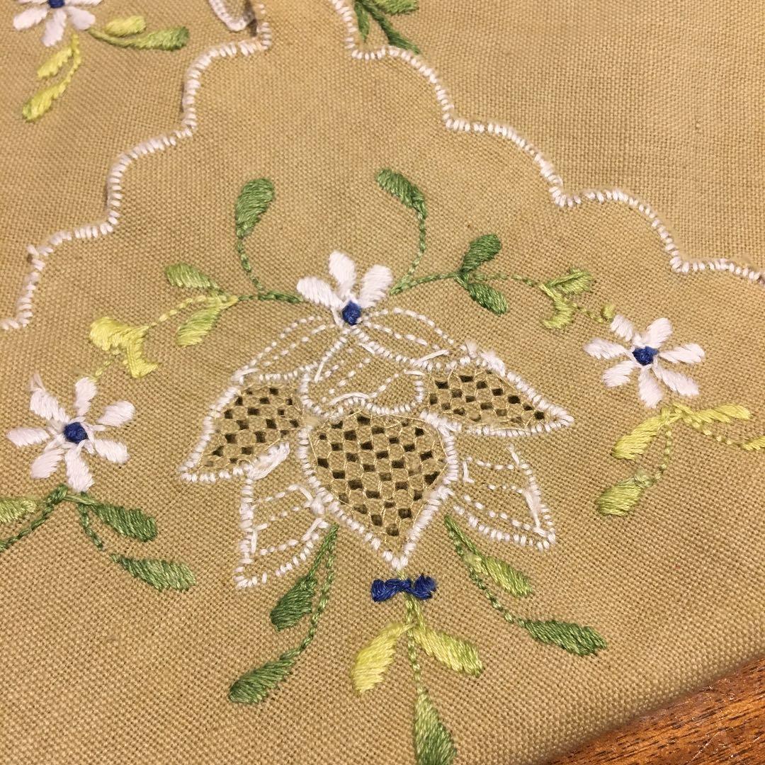 値下げしました!　ランチョンマット 手刺繍 リネン ティーマット