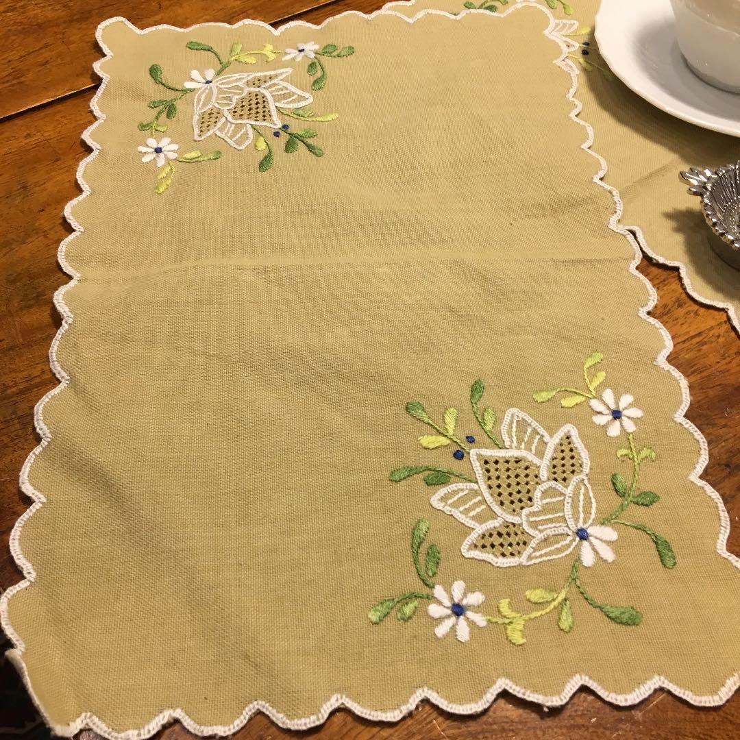 値下げしました!　ランチョンマット 手刺繍 リネン ティーマット