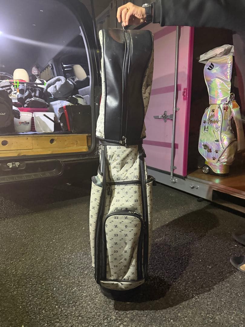 グレーと黒のパターンキャディバッグ