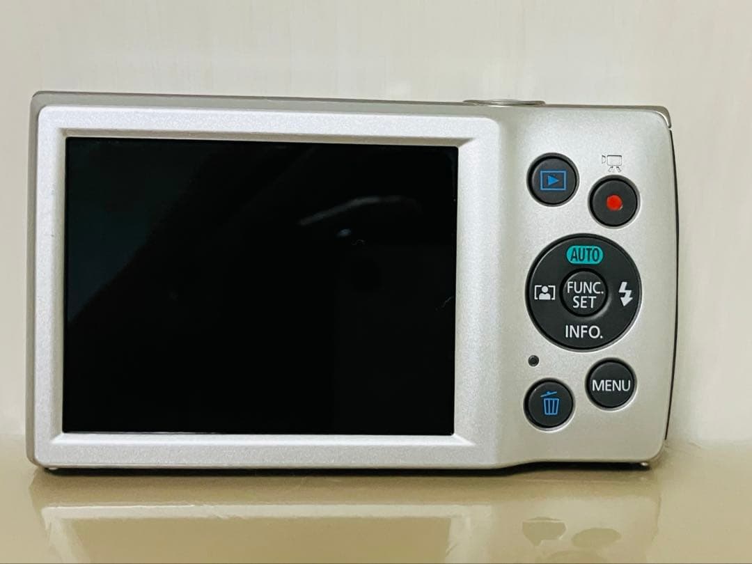 Canon IXY シルバー デジタルカメラ バッテリー、メモリーカード付き