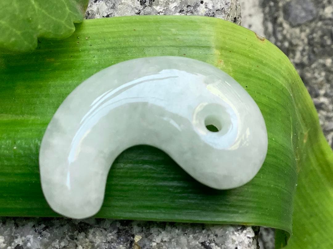 ✳吉祥開運　糸魚川翡翠勾玉*氷*アイスジェイド勾玉　極上品質　激安鑑別書取得品‼️