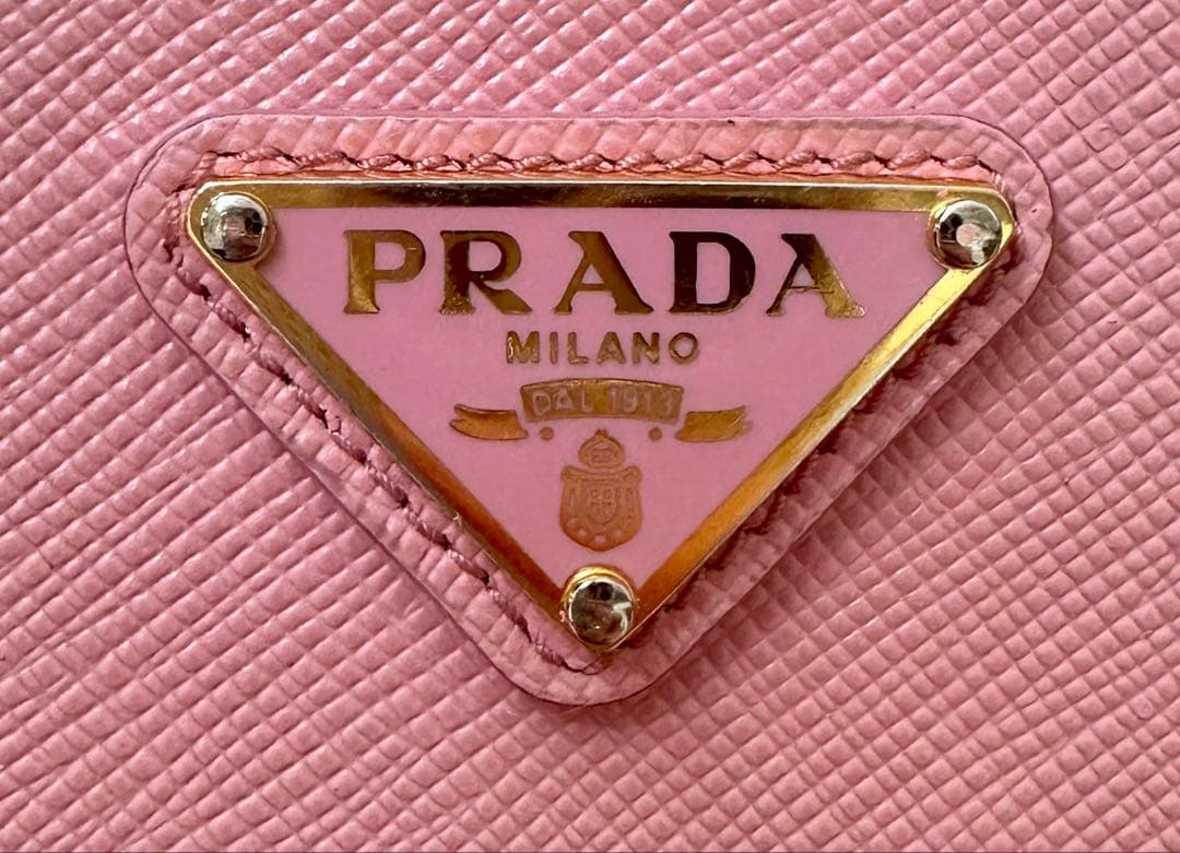 PRADA サフィアーノレザー iPhone 14Pro ケース【美品】