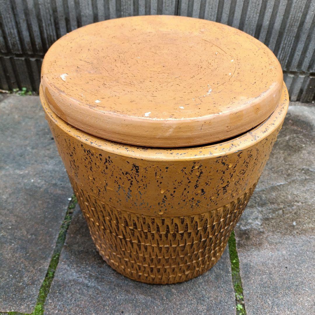 オレンジ色のテラコッタプランター