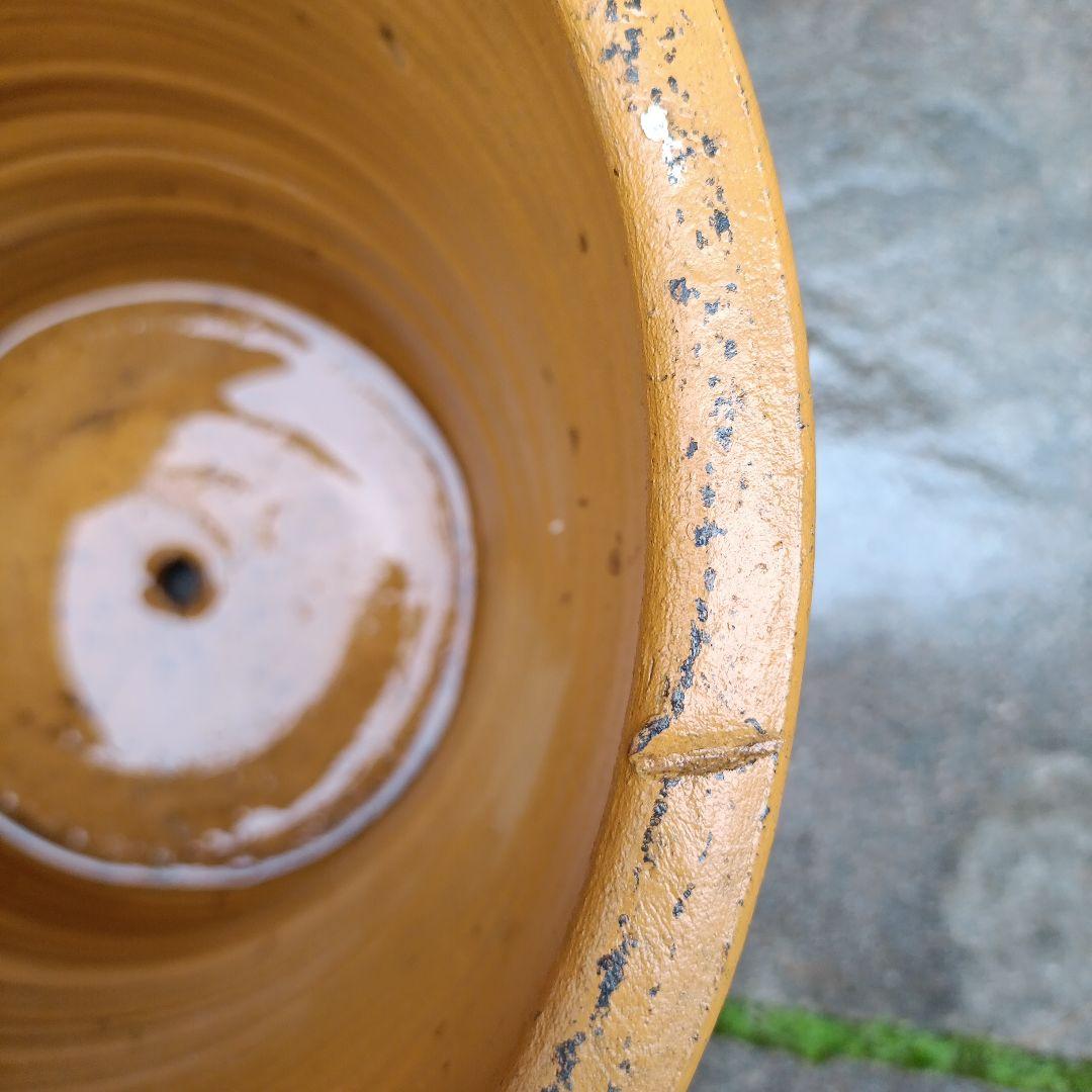 オレンジ色のテラコッタプランター