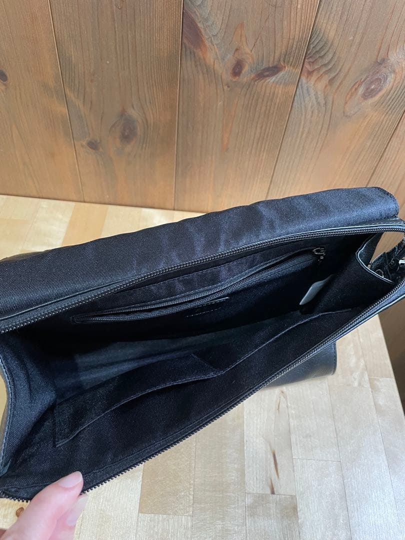 イアパピヨネ　シンプル ブラック ボディバッグ