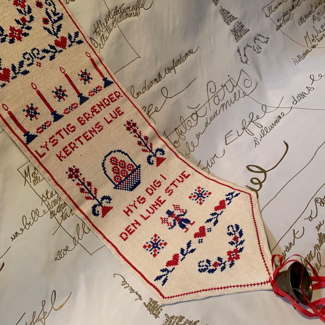 デンマーク製　北欧雑貨　ビンテージの伝統模様が刺繍された素敵な大型ベルプール！