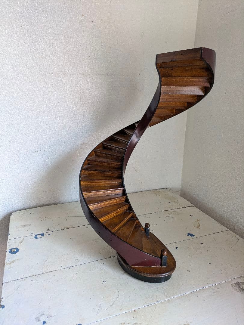 小さな螺旋階段　アンティーク　ビンテージオブジェ　高さ48cm ヒグチユウコ