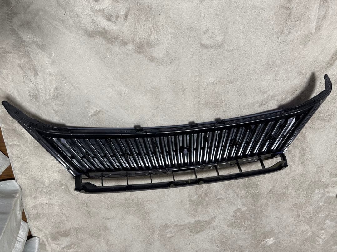 B*d様 60系ハリアー純正フロントグリル53114-48030740新車外し保