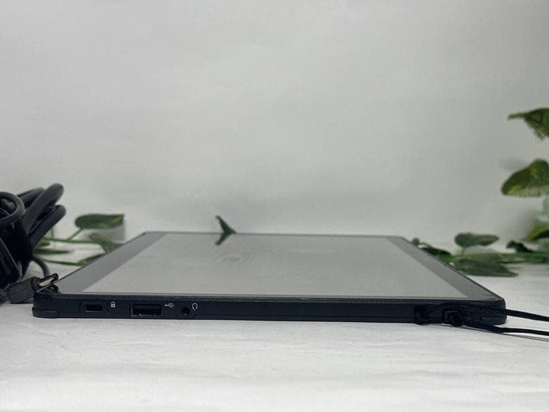 富士通 タブレット/美品 Tab Q738/SB-Corei5 8世代搭載