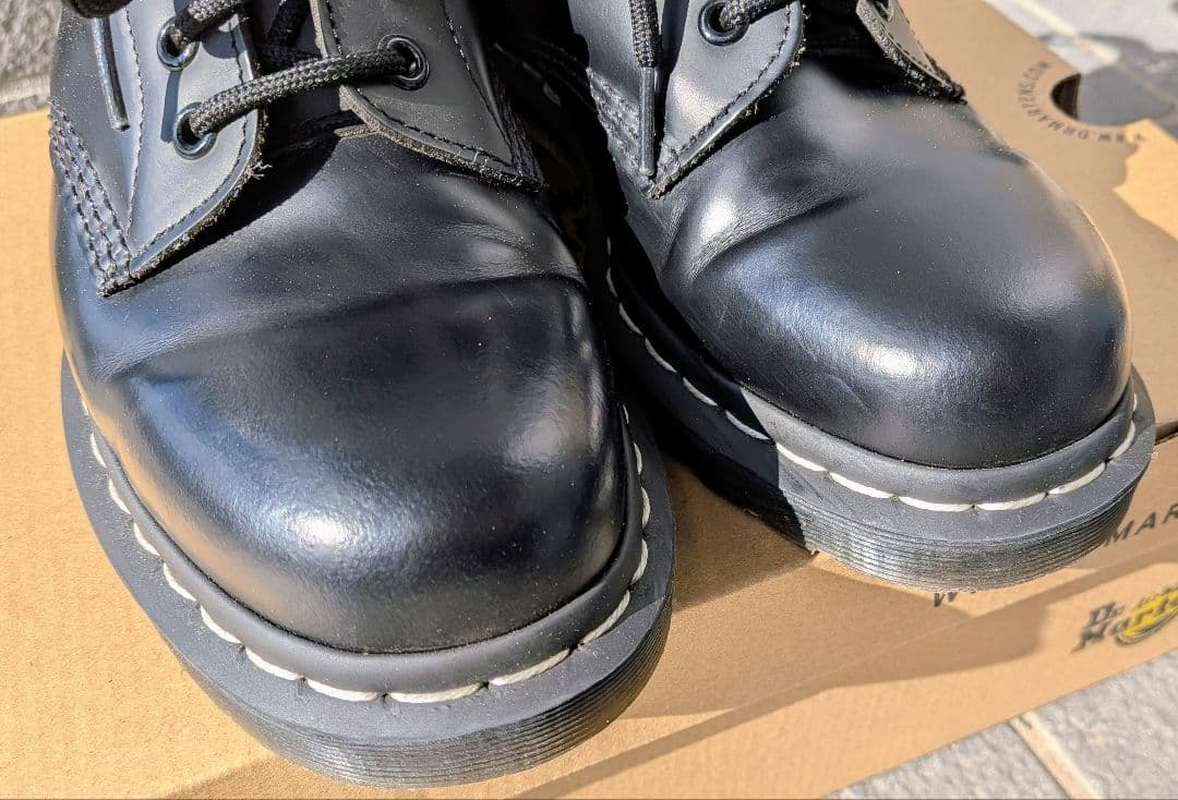 ドクターマーチン 1460 ホワイトステ ッチ 8ホール UK7