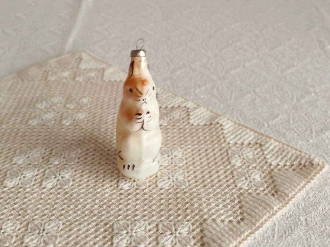 【misen2014さま】vintage ❀ ミルク色ガラスの 素敵なリスさん