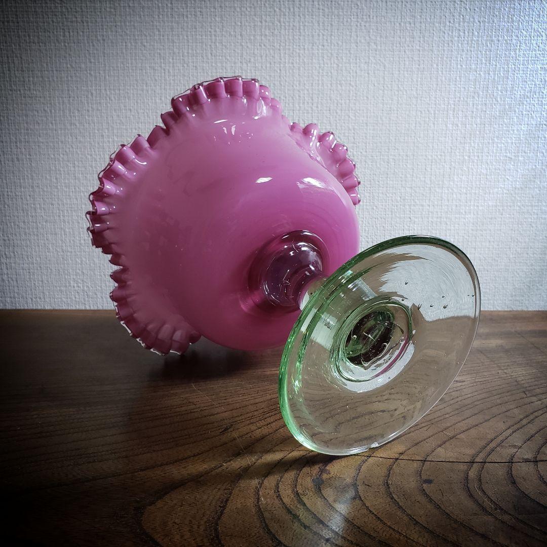 乳白地桃色被し　色ガラス　輪花　コンポート　ウランガラス　氷コップ