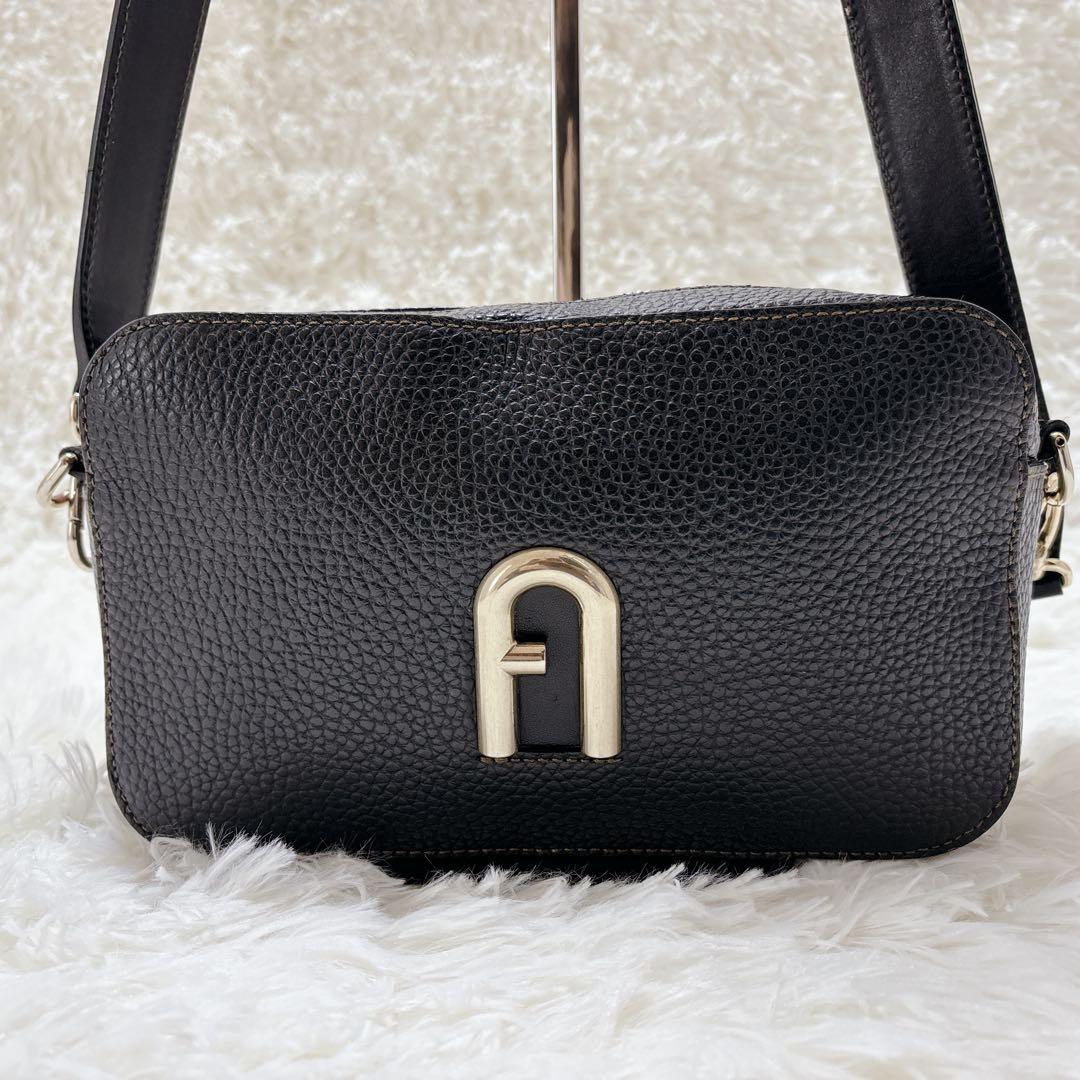極美品 FURLA プリムラ ショルダーバッグ カメラバッグ ロゴ金具　シボ革