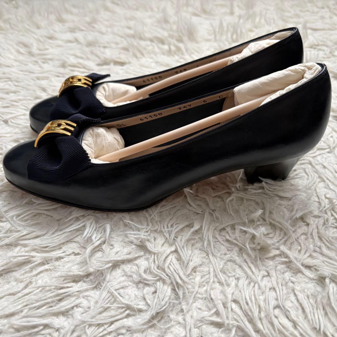 未使用級　サルヴァトーレ・フェラガモ23cm NOSTALGIA ヴァラリボン