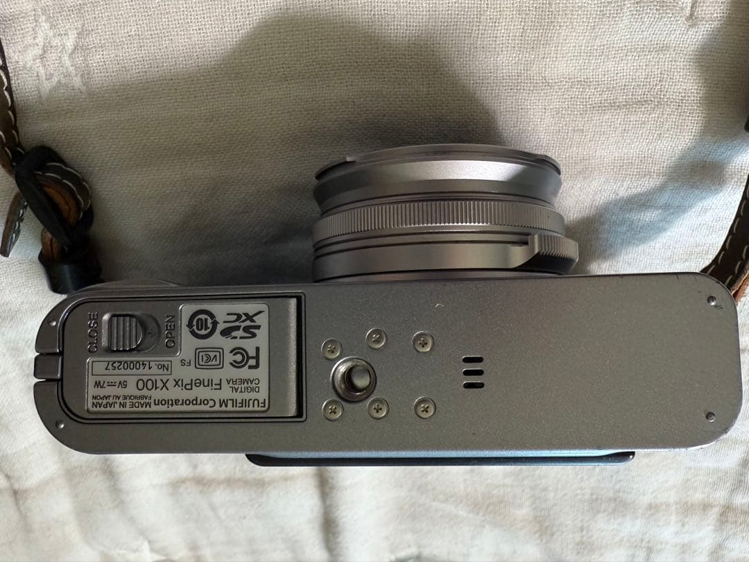 Fujifilm X100 デジタルカメラ ボディスーツ、レザーストラップ他