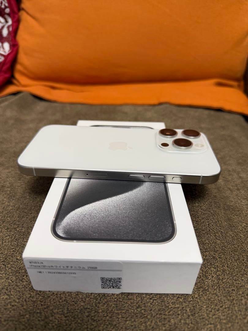 SIMフリー iPhone 15 Pro 256GB ホワイトチタニウム 美品