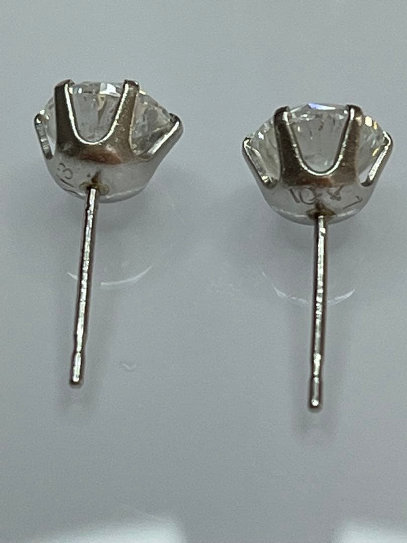 ダイヤピアス1.047ctと1.013ct
