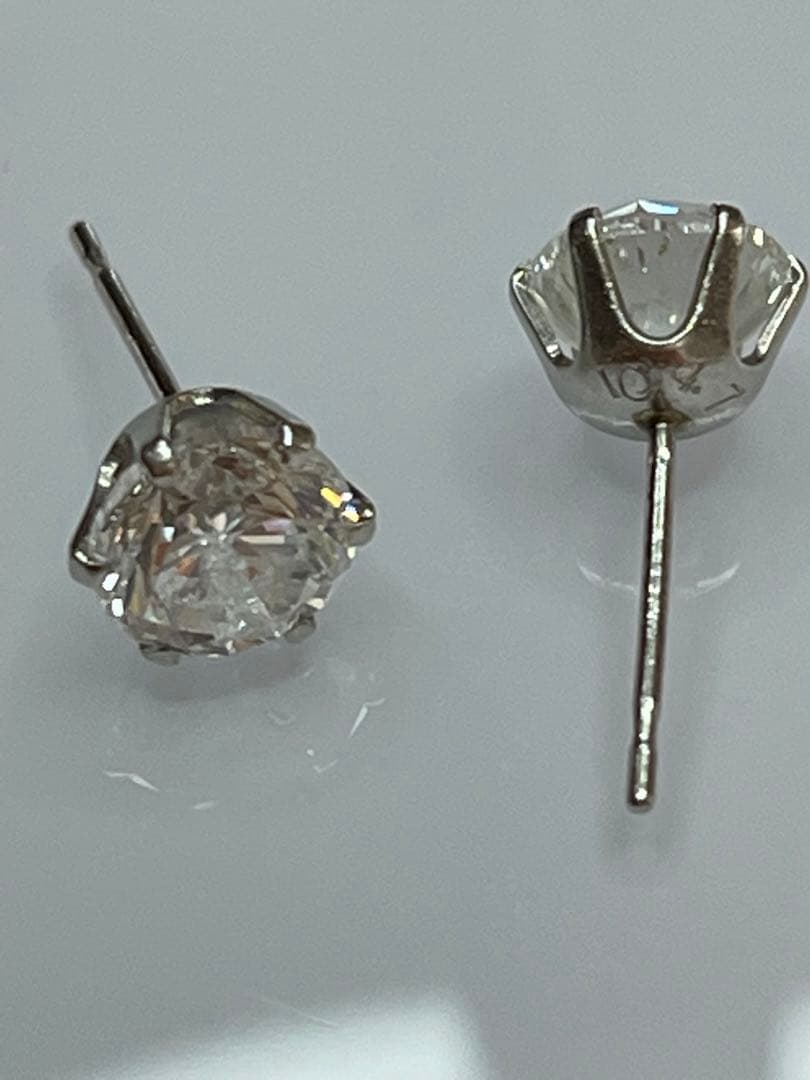 ダイヤピアス1.047ctと1.013ct